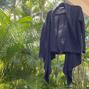 Jennifer Lopez small black sweater